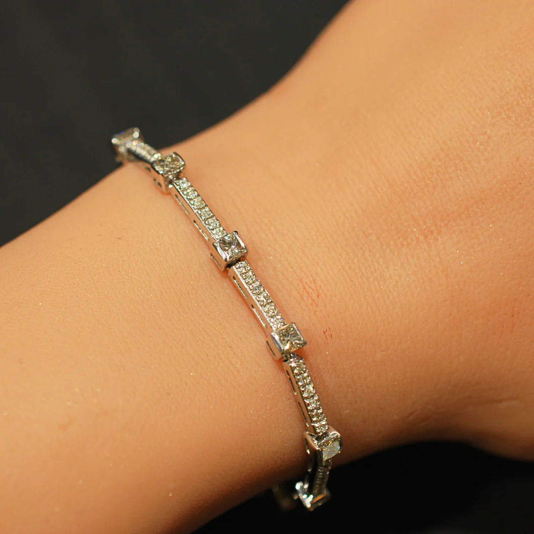 18ct gold diamond tennis bracelet - Image 4